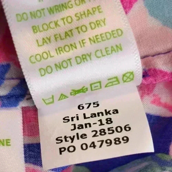 Lilly Pulitzer Martinique Jungle Utopia V Neck Top Size Medium - Picture 11 of 11